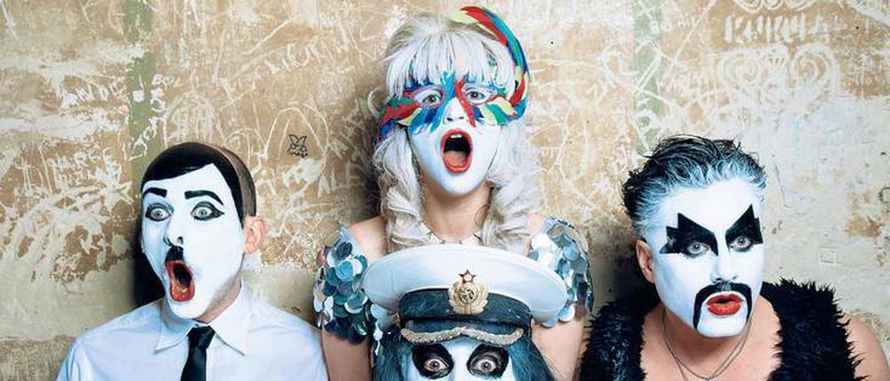 Herr Oberst und Magic Doll (Mitte unten und oben) sind das russische Herz der Band, Mr Adolf und Wild Man (rechts) die deutsche Unterstützung. Zusammen sind sie Sado Opera.