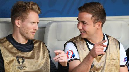 André Schürrle (l.) und Mario Götze auf der deutschen Bank bei der EM 2016.