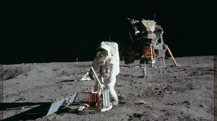 Mann auf dem Mond. Diese Aufnahme vom 20. Juli 1969 zeigt Edwin Aldrin beim Aufbau eines wissenschaftlichen Experiments auf dem Mond. 