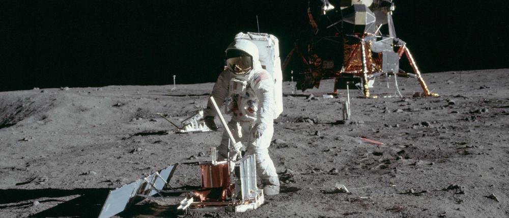 Mann auf dem Mond. Diese Aufnahme vom 20. Juli 1969 zeigt Edwin Aldrin beim Aufbau eines wissenschaftlichen Experiments auf dem Mond.