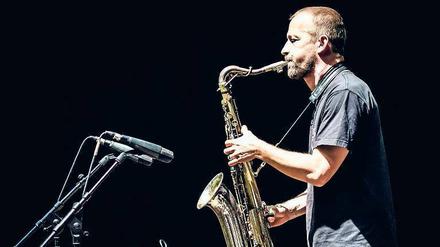 Brachial-Saxofonist. Der Schwede Mats Gustafsson spielte als Teil des Quartetts Fire! & Oren Ambarchi.