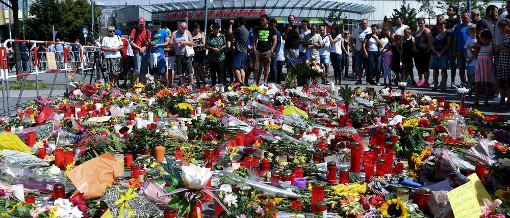 Blumen und Kerzen liegen am 24.07.2016 vor dem Olympia-Einkaufszentrums (OEZ) in München. 