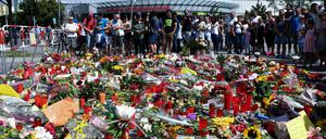 Blumen und Kerzen liegen am 24.07.2016 vor dem Olympia-Einkaufszentrums (OEZ) in München. 