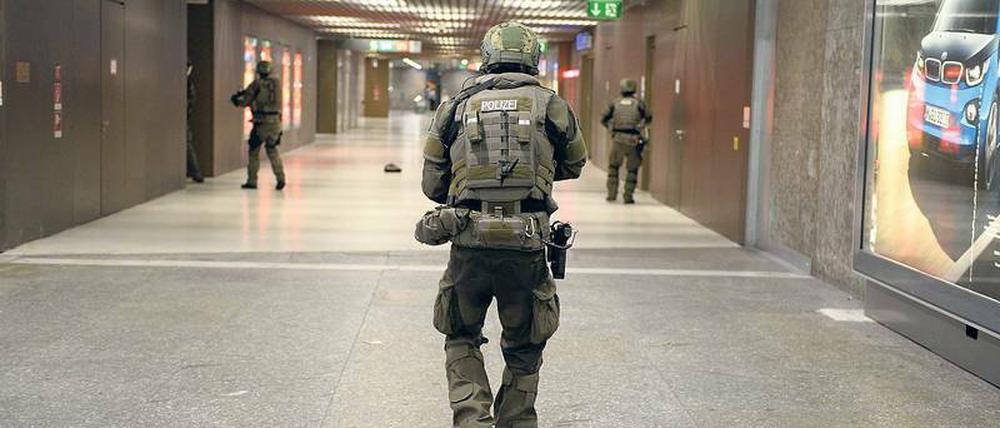 Sonderfall. In München ist der Ausnahmezustand ausgerufen. Spezialkräfte fahnden nach den Tätern, über dem Olympia-Einkaufszentrum kreisen Helikopter mit Scharfschützen. Polizeisprecher Marcus da Gloria Martins ruft immer wieder zur Ruhe auf. Die Polizei informiert in verschiedenen Sprachen über die Lage.