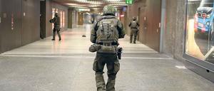 Sonderfall. In München ist der Ausnahmezustand ausgerufen. Spezialkräfte fahnden nach den Tätern, über dem Olympia-Einkaufszentrum kreisen Helikopter mit Scharfschützen. Polizeisprecher Marcus da Gloria Martins ruft immer wieder zur Ruhe auf. Die Polizei informiert in verschiedenen Sprachen über die Lage.