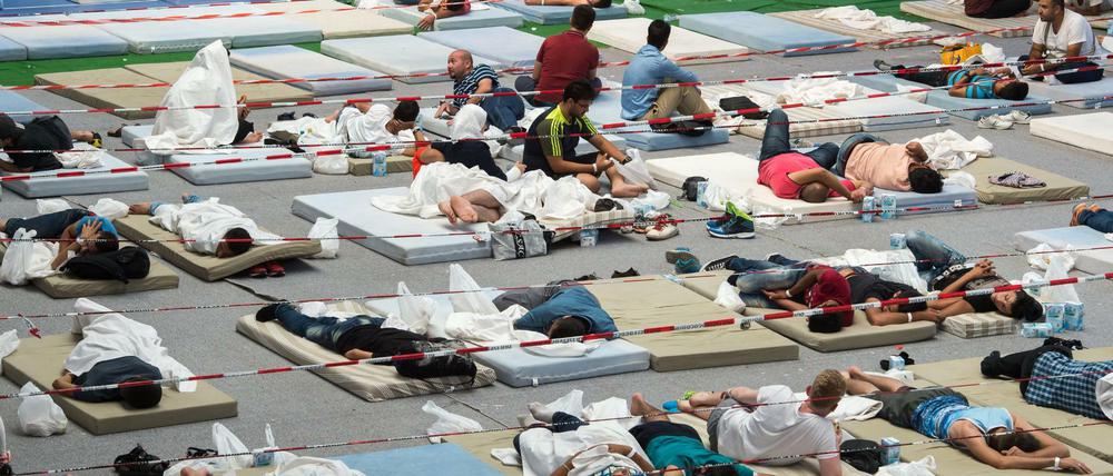 Eine Turnhalle ist sicherlich nicht der beste Ort für traumatisierte Menschen, um zur Ruhe zu kommen.