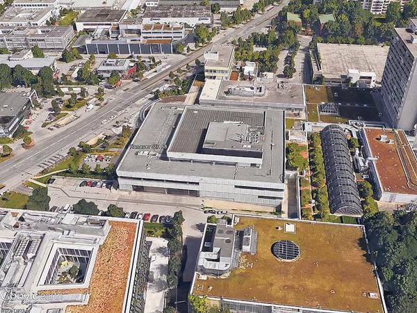 Das Einkaufszentrum in München-Moosbach von oben.