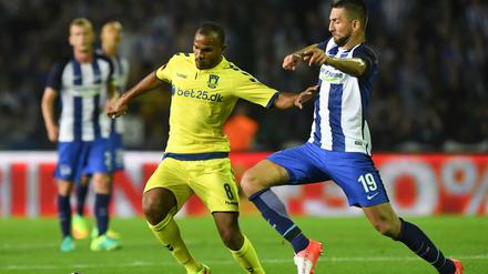 Das ging gut aus für Hertha: Bei der Europa League-Qualifikation gegen Brøndby Kopenhagen im Jahn-Sportpark in Berlin. Herthas Vedad Ibisevic (r) und Bröndbys Rudolph Austin im Kampf um den Ball.