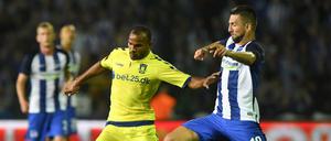 Das ging gut aus für Hertha: Bei der Europa League-Qualifikation gegen Brøndby Kopenhagen im Jahn-Sportpark in Berlin. Herthas Vedad Ibisevic (r) und Bröndbys Rudolph Austin im Kampf um den Ball.