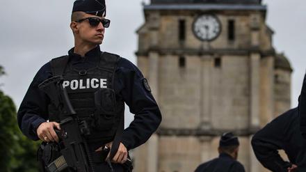 Frankreich kommt nicht zur Ruhe: In einer Kirche in der Normandie hatten zwei Angreifer Geiseln genommen, einen Priester töteten sie. Die Terrormiliz IS reklamierte die Bluttat für sich. 
