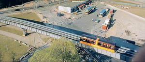 Die M-Bahn-Strecke verlief entlang des Potsdamer Platzes nahe der Berliner Mauer. So sah es kurz nach dem Mauerfall dort aus.