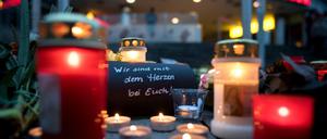 Blumen und Kerzen liegen vor dem Olympia-Einkaufszentrums (OEZ) in München.