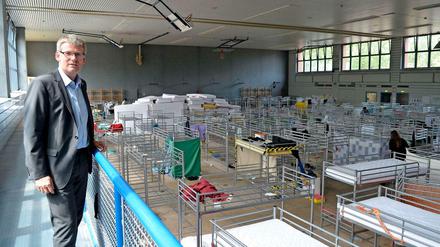 Bürgermeister Kleebank besichtigte die geräumte Sporthalle in Haselhorst.