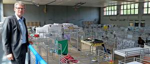 Bürgermeister Kleebank besichtigte die geräumte Sporthalle in Haselhorst.