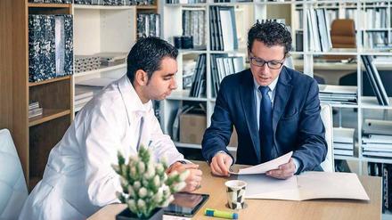 Konsultation. In vielen Praxen gehören neben Patienten auch Pharmareferenten zu regelmäßigen Besuchern. 