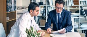 Konsultation. In vielen Praxen gehören neben Patienten auch Pharmareferenten zu regelmäßigen Besuchern. 