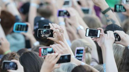 So kriegt man den größten Star klein: Smartphones beim Konzert.