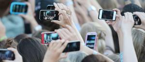 So kriegt man den größten Star klein: Smartphones beim Konzert.