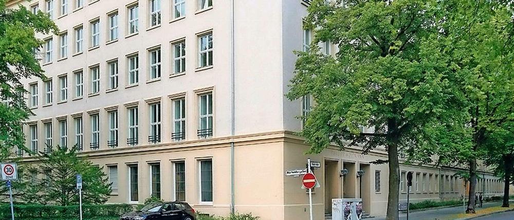 Quartier für rund 450 Flüchtlinge. Der Altbau an der Heerstraße 16.