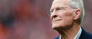 Hans Wilhelm Gäb, ehemaliger deutscher Tischtennis-Nationalspieler und Spitzenfunktionär, gab seinen Olympischen Orden aus Protest gegen die IOC-Entscheidung zurück.