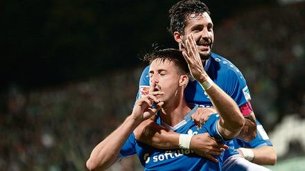 Sandro Wagner, hier noch im Trikot von Darmstadt (v), lässt sich feiern. Der neue Angreifer von der TSG Hoffenheim hält große Stücke auf sich und findet, er hätte ein Thema sein können für die EM in Frankreich. 