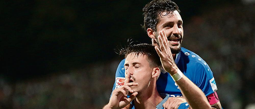 Sandro Wagner, hier noch im Trikot von Darmstadt (v), lässt sich feiern. Der neue Angreifer von der TSG Hoffenheim hält große Stücke auf sich und findet, er hätte ein Thema sein können für die EM in Frankreich. 