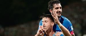 Sandro Wagner, hier noch im Trikot von Darmstadt (v), lässt sich feiern. Der neue Angreifer von der TSG Hoffenheim hält große Stücke auf sich und findet, er hätte ein Thema sein können für die EM in Frankreich. 