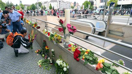 Viele Münchner legen am Samstag am Zugang zur U-Bahnstation Olympia-Einkaufszentrum in München Blumen nieder. 