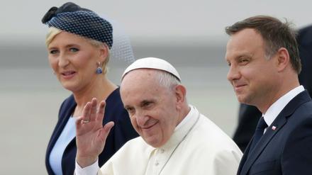 Papst Franziskus am Flughafen Krakau mit dem polnischen Präsidenten Andrzej Duda und dessen Frau Agata. 