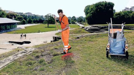 Orange ist das neue Grün. Der Görlitzer Park wird stark genutzt – und verschmutzt. Die BSR muss hinterherfegen. Dadurch ist es schon mal sauberer geworden. 