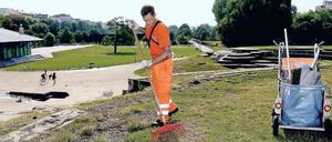 Orange ist das neue Grün. Der Görlitzer Park wird stark genutzt – und verschmutzt. Die BSR muss hinterherfegen. Dadurch ist es schon mal sauberer geworden. 