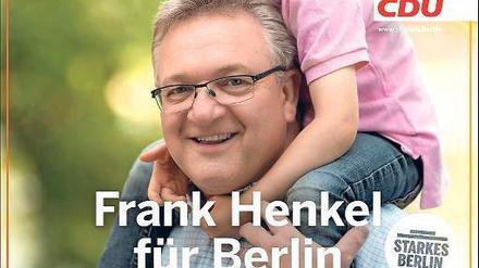 Auf die leichte Schulter. Frank Henkel und sein Sohn auf dem CDU-Plakat. 