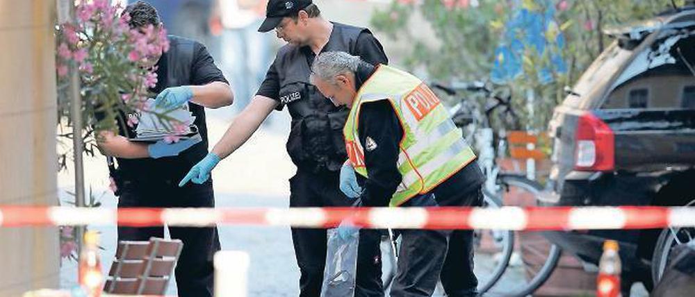 Von Fall zu Fall.  Dieses Bild vom Tatort des Terroraktes in Ansbach brachte der Tagesspiegel in seiner Ausgabe vom Dienstag auf der Titelseite.