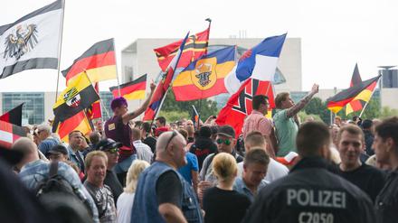 Am Hauptbahnhof haben sich Teilnehmer einer rechtsextremen Demo versammelt.