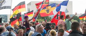 Am Hauptbahnhof haben sich Teilnehmer einer rechtsextremen Demo versammelt.