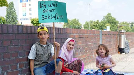 Sie wollen „sicher schlafen“. Eine Mutter mit Kindern vor dem ICC.