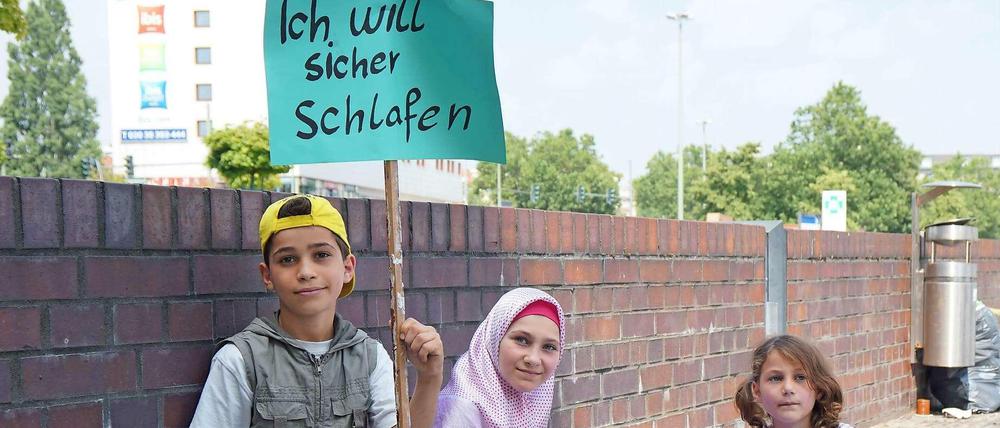 Sie wollen „sicher schlafen“. Eine Mutter mit Kindern vor dem ICC.