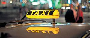 Warten auf Fahrgäste. Stärker als in anderen Großstädten leben Berliner Fahrer vom „Ad-hoc-Geschäft“ auf der Straße. Nur 1400 Touren am Tag vermittelt laut Gutachten die wichtigste Zentrale. In Hamburg sind es dagegen durchschnittlich 6000 Fahrten.