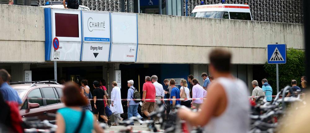 Metalldetektoren? Mehr Sicherheitspersonal? Nach den Schüssen im Franklin-Klinikum wird jetzt über die Sicherheit in Krankenhäusern diskutiert.