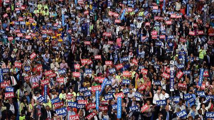Das Publikum bei der Democratic National Convention jubelt für Hillary Clinton.