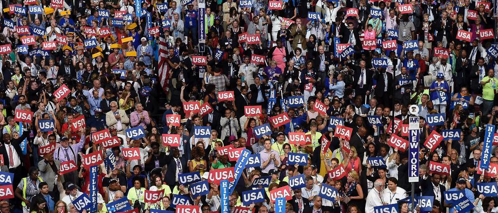 Das Publikum bei der Democratic National Convention jubelt für Hillary Clinton.