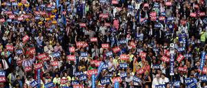 Das Publikum bei der Democratic National Convention jubelt für Hillary Clinton.
