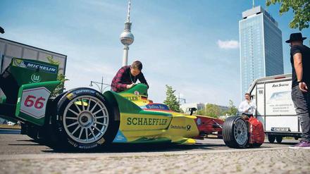 Angespannt. Ein Elektro-Rennwagen kurz vor dem Start zum umstrittenen Internationalen Formel E-Rennen am 21. Mai dieses Jahres über die Karl-Marx-Allee in Mitte und Friedrichshain und durch angrenzende Straßen. 
