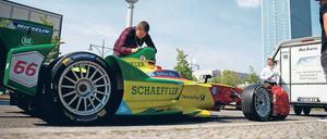 Angespannt. Ein Elektro-Rennwagen kurz vor dem Start zum umstrittenen Internationalen Formel E-Rennen am 21. Mai dieses Jahres über die Karl-Marx-Allee in Mitte und Friedrichshain und durch angrenzende Straßen. 