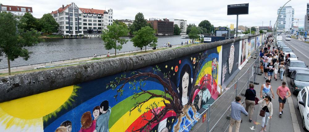 Ein langer ruhiger Fluss: Touristen in Berlin bleiben entspannt.
