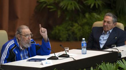 Die Brüder Fidel (links) und Raul Castro.