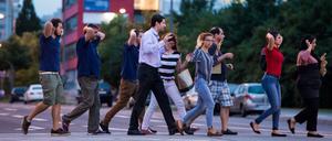 Die Polizei evakuiert verängstigte Menschen aus dem Münchner Olympia-Einkaufszentrum. Bei dem Amoklauf eines Jugendlichen waren die Behörden zunächst von einem Terroranschlag ausgegangen. 