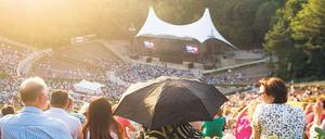 Beste Lage. Die Waldbühne ist wegen ihrer besonderen Atmosphäre beliebt. Picknick mit mitgebrachten Getränken ist hier aber schon lange nicht mehr möglich. Foto: Gregor Fischer/dpa