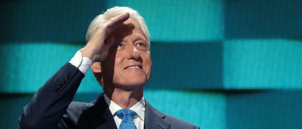 Auf ihn haben alle gewartet: Bill Clinton. Ex-Präsident, Ehemann.