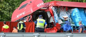 Das Auto einer deutschen Familie wurde zwischen zwei Lastwagen zerquetscht, die vier Insassen starben.